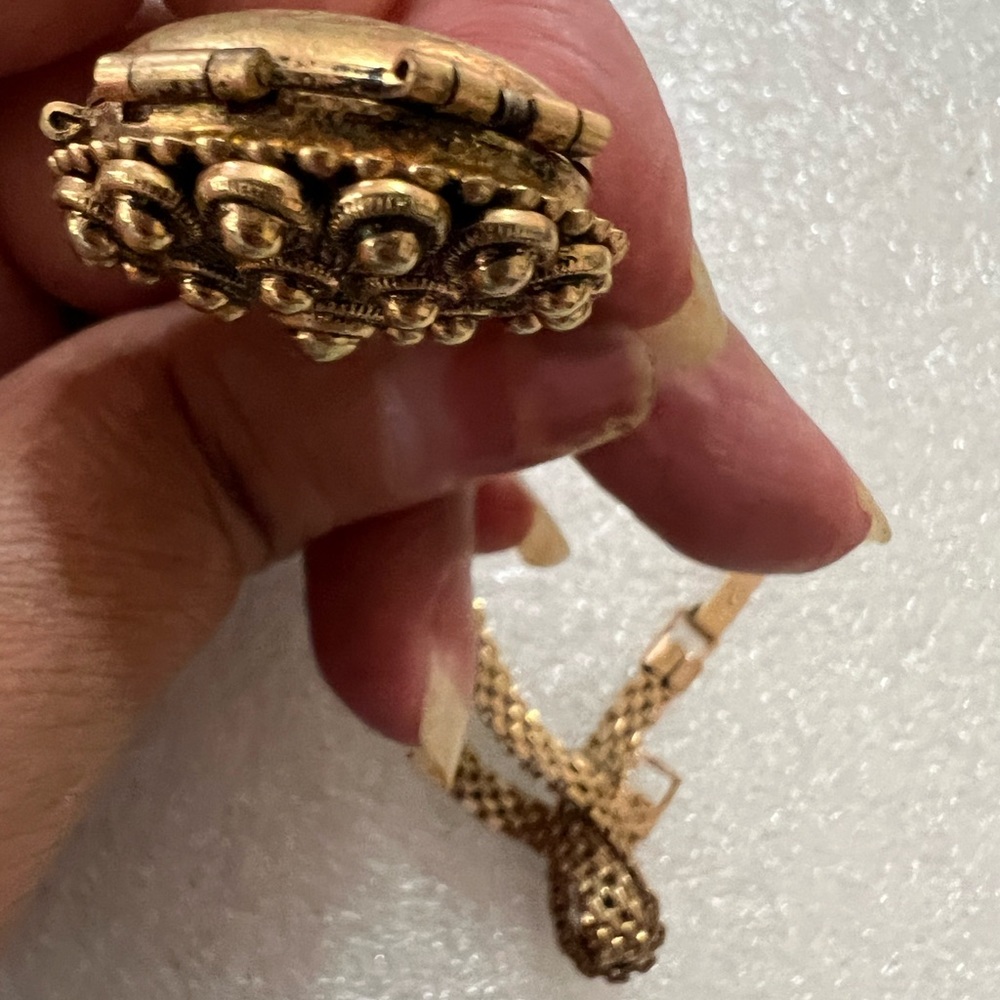 Lisner Rare Gold plated Locket Necklace Antique design in both sides - Picture 6 of 14